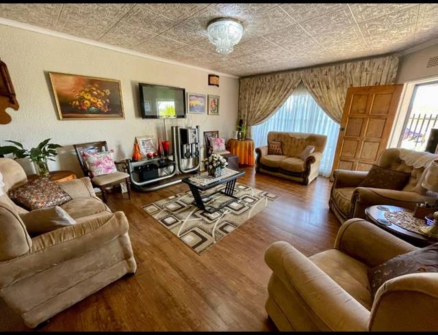 5 BEDROOM HOUSE FOR SALE IN DAN PIENAARVILLE